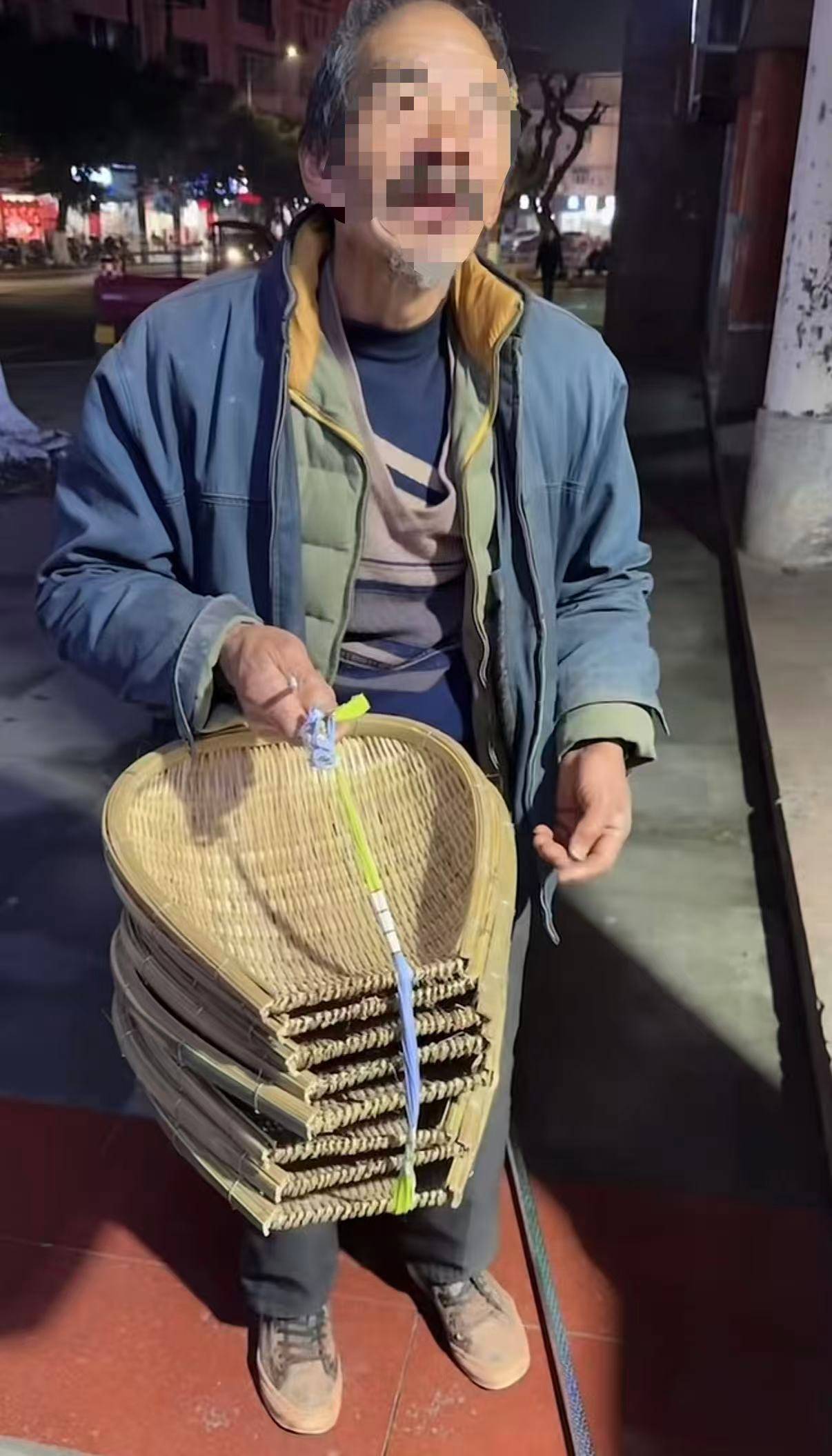 四川一大爷进城卖手工筲箕，卖不完就睡桥洞，拒绝好心女店主代卖，女店主干脆全部买下